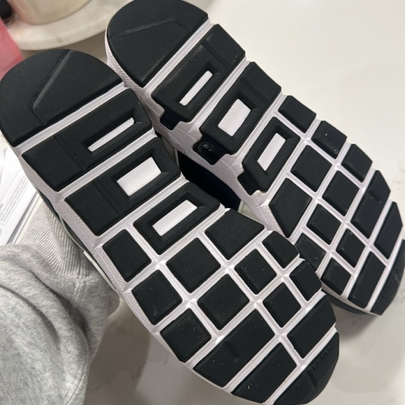 Men’s Gucci Sneakers - Picture 5 of 6